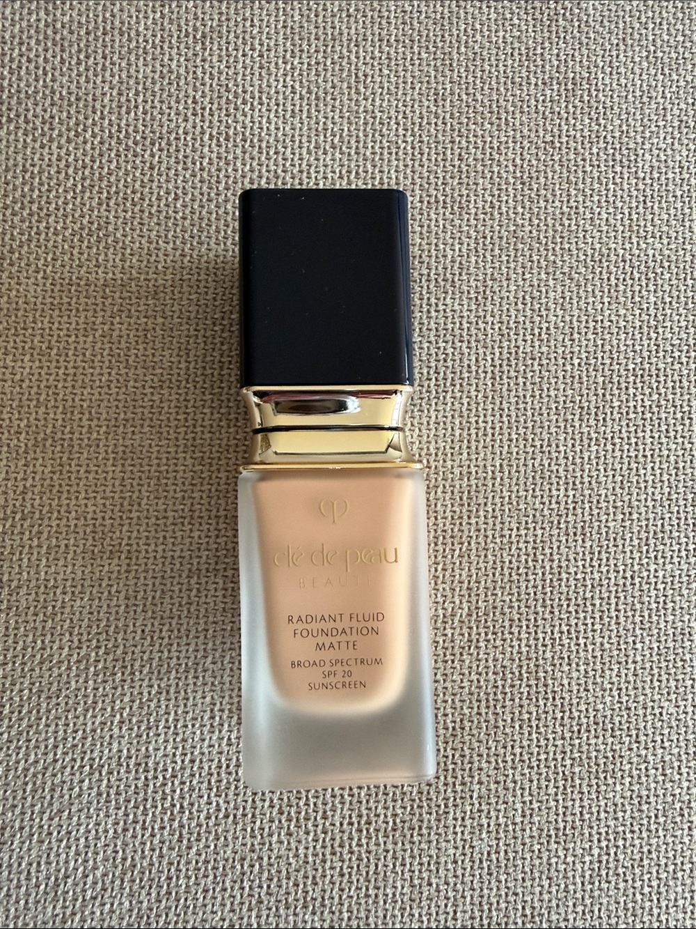 cle de peau Radiant Fluid Foundation Matte - B20